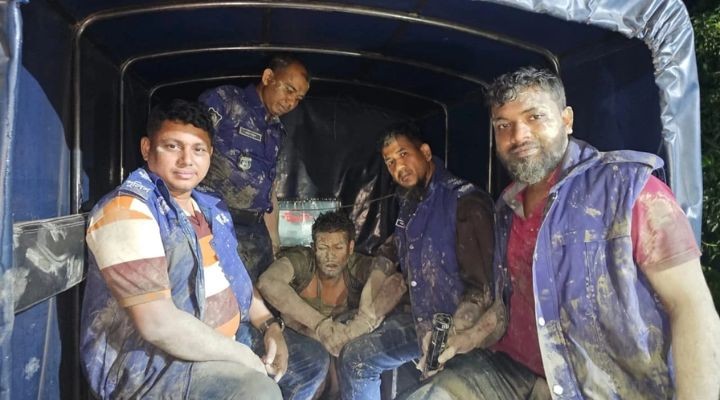 ১১ বছর আত্মগোপনের পর ধানক্ষেত থেকে আসামি গ্রেপ্তার